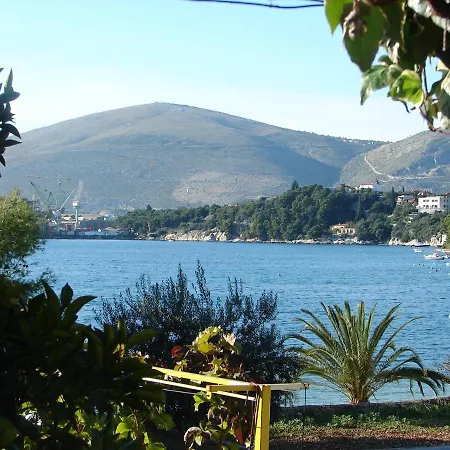 Laura - 20m From The Sea Traù