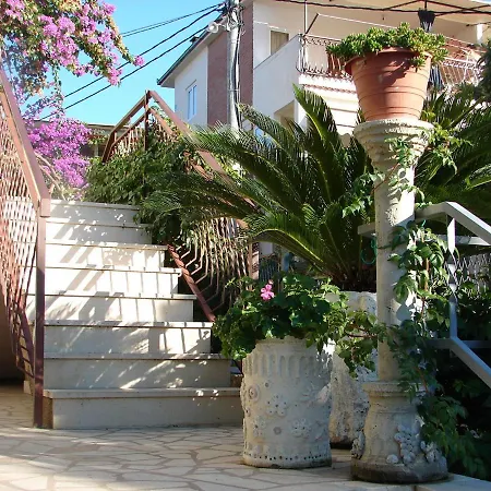 Laura - 20m From The Sea *